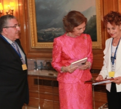 La profesora María Jesús Fernández Rodríguez entrega a Doña Sofía el facsímil de la obra "Fragmentos cerámicos de Decelia"